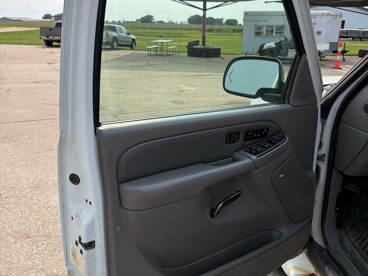 2005-gmc-yukon-denali-image-31