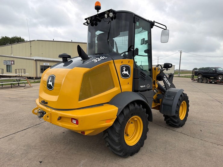 2021-deere-324l-image-4