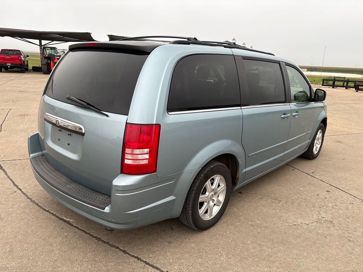 2008-chrysler-town-&-country-touring-image-3