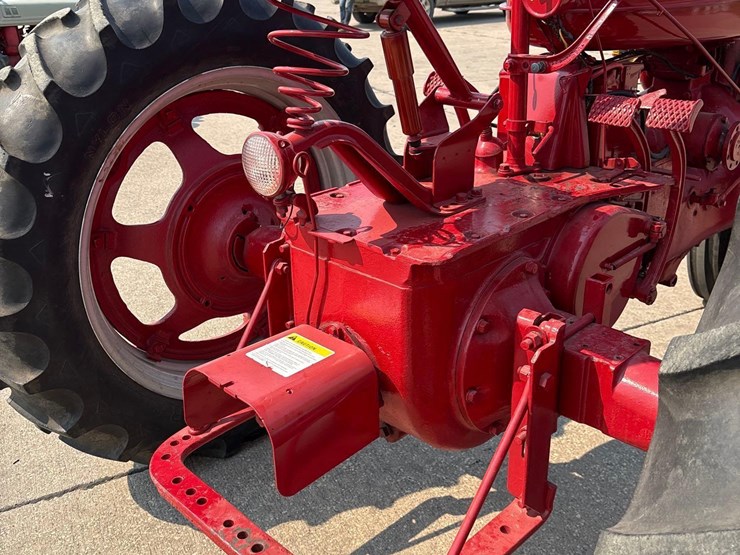 1949-farmall-m-tractor-image-18