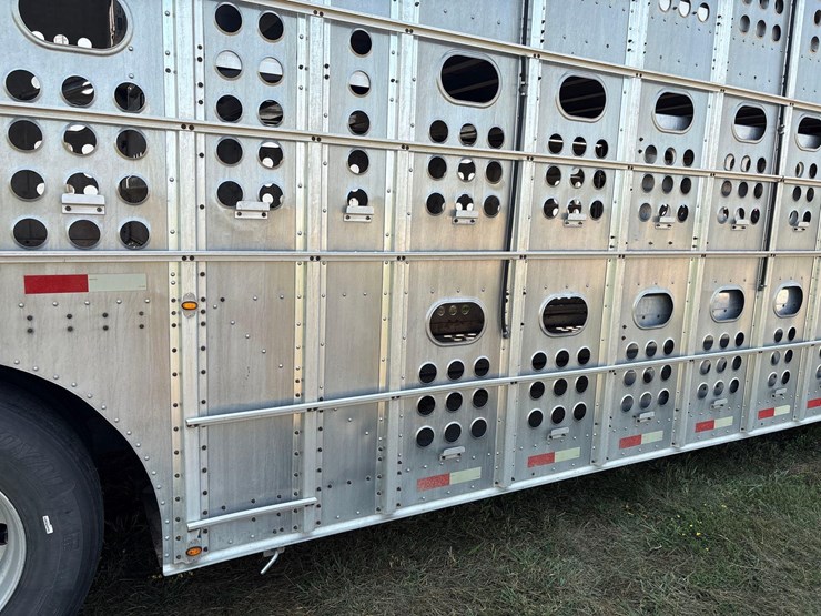 2016-merrit-102"-x-48ft-semi-livestock-trailer-image-9