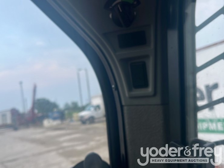 2019-caterpillar-242d-image-21