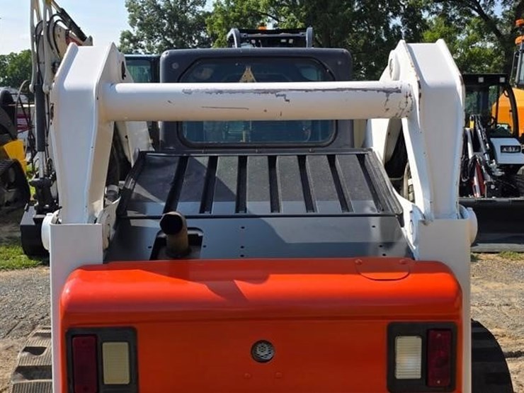 2010-bobcat-t300-image-21