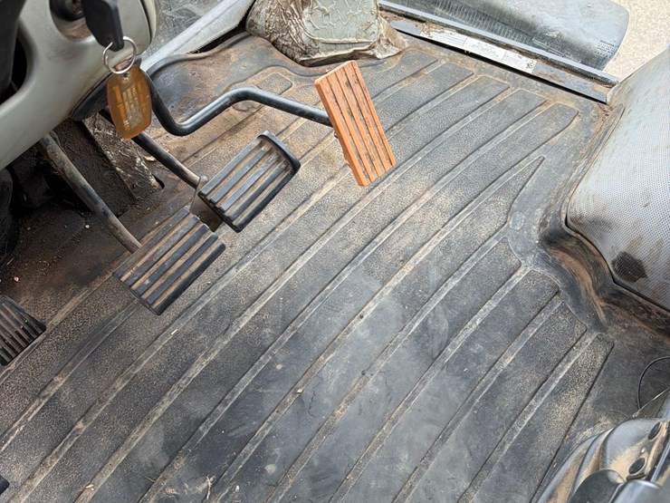 2009-new-holland-t8050-image-44