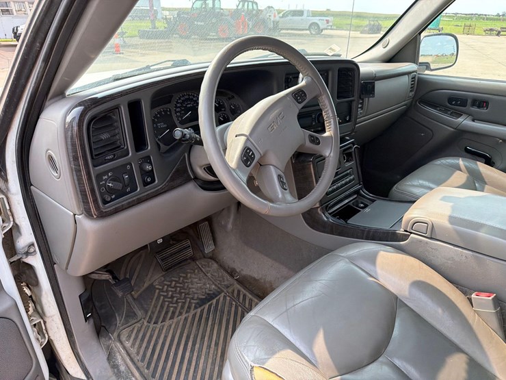 2005-gmc-yukon-denali-image-33