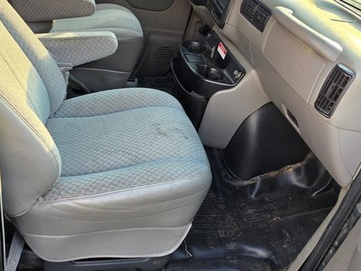 2001-chevrolet-express-3500-image-44