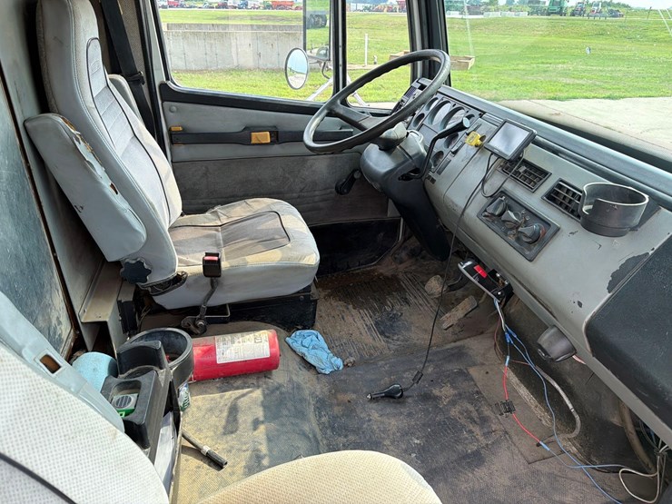 2000-freightliner-fl60-image-30