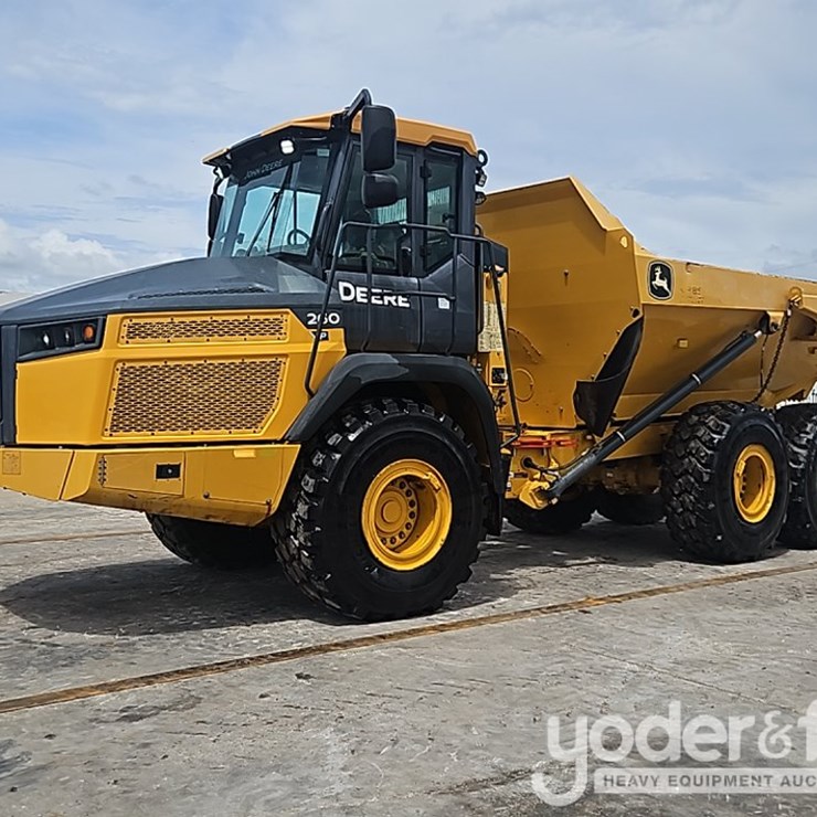 2023 DEERE 260P