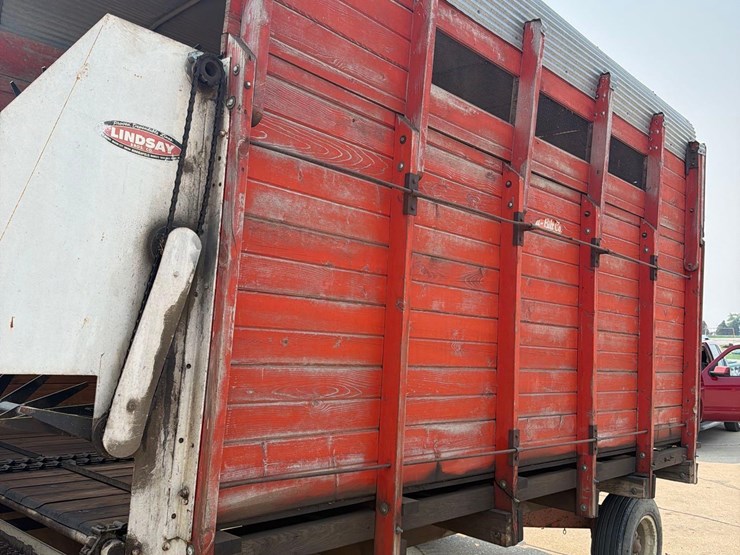 lindsay-14ft-front-unload-silage-wagon-image-7