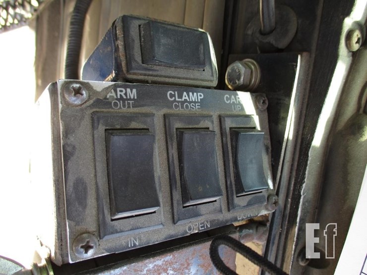 2009-peterbilt-320-image-16