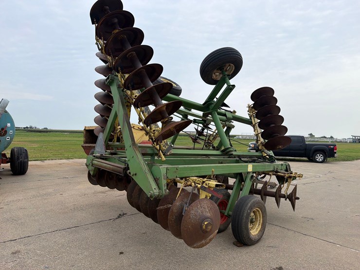 john-deere-330-image-3
