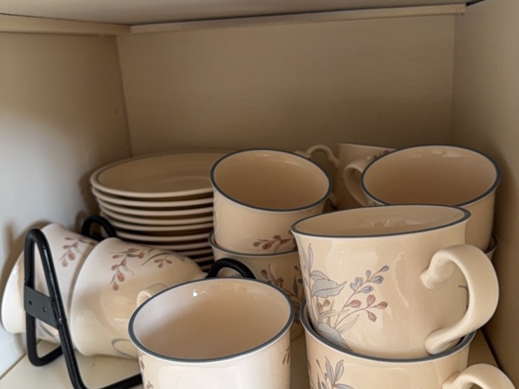 tea-cup-set-and-pottery-image-2