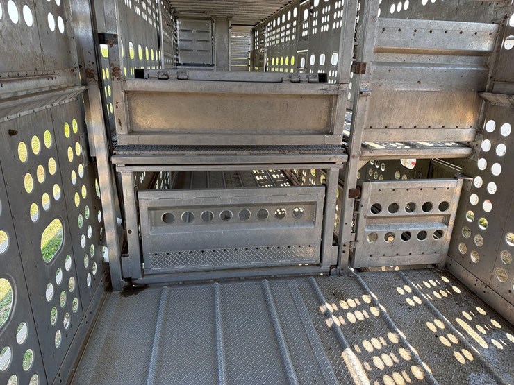 2016-merrit-102"-x-48ft-semi-livestock-trailer-image-72