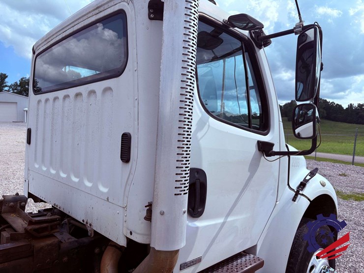 2006-freightliner-m2-106-image-92