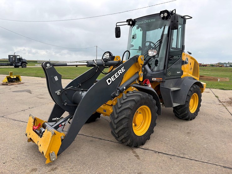 2021-deere-324l-image-1