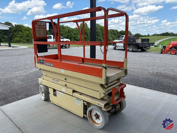 2001-jlg-2032e2-image-2