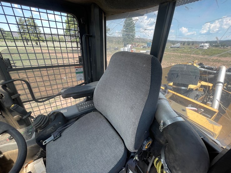 2010-caterpillar-553-image-49