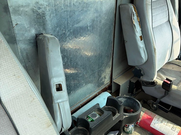 2000-freightliner-fl60-image-28