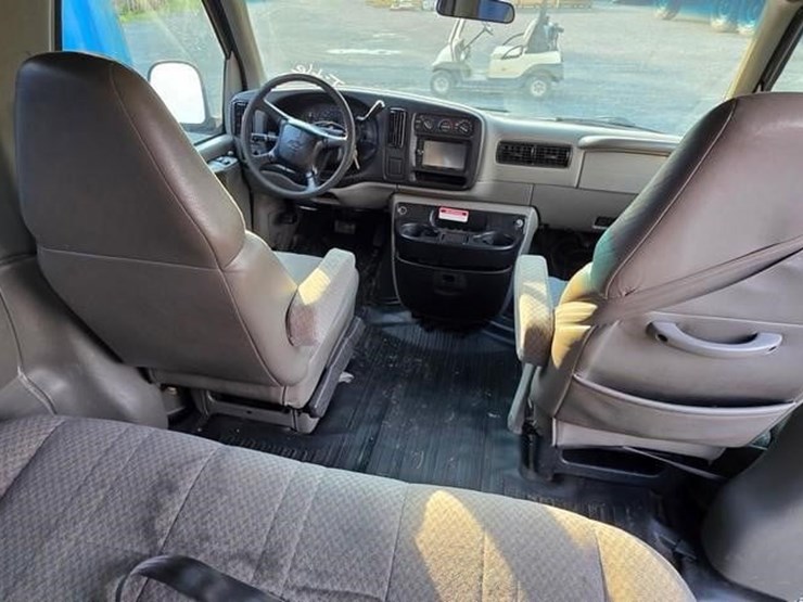 2001-chevrolet-express-3500-image-39