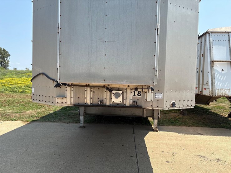 2016-merrit-102"-x-48ft-semi-livestock-trailer-image-22