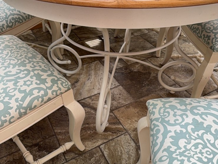 kitchen-table-and-6-chairs(does-not-include-plant)-image-4