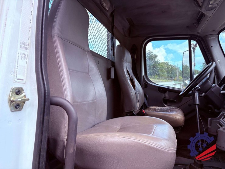 2006-freightliner-m2-106-image-31