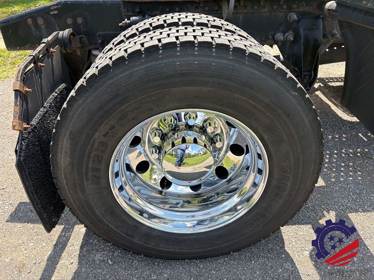 2015-freightliner-cascadia-113-image-17