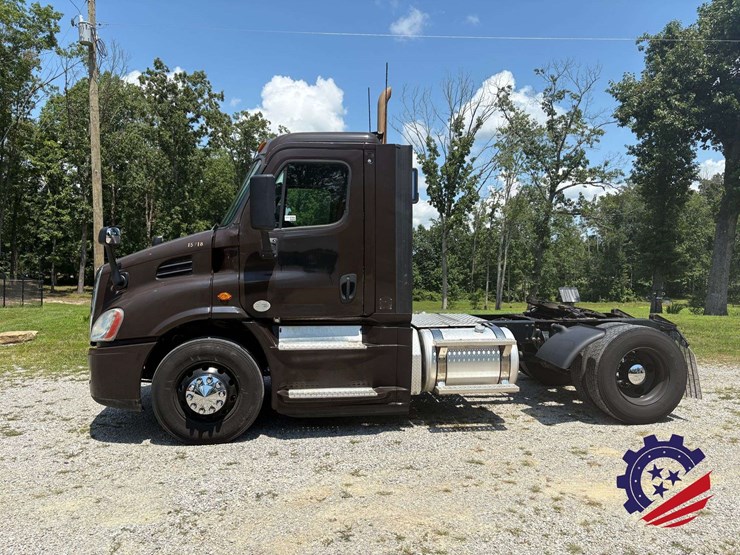 2017-freightliner-cascadia-113-image-2