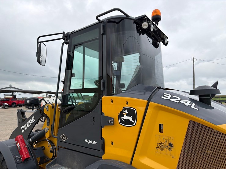 2021-deere-324l-image-28