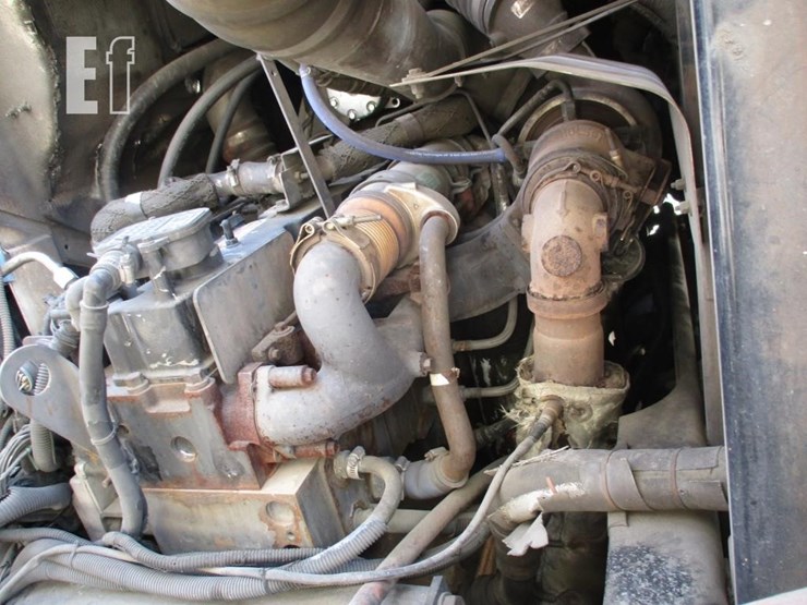 2010-peterbilt-320-image-6