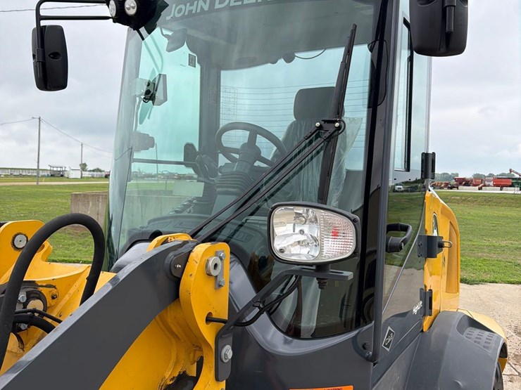 2021-deere-324l-image-33