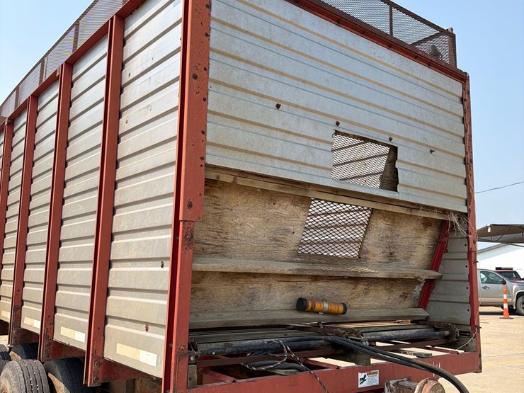 h&s-18ft-rear-unload-silage-wagon-image-8