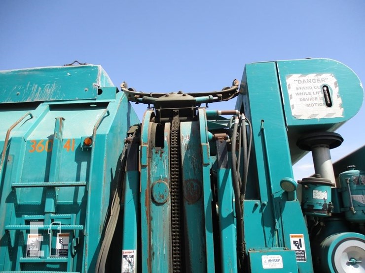 2009-peterbilt-320-image-21