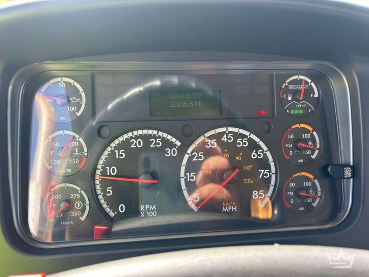 2017-freightliner-m2-106-image-14