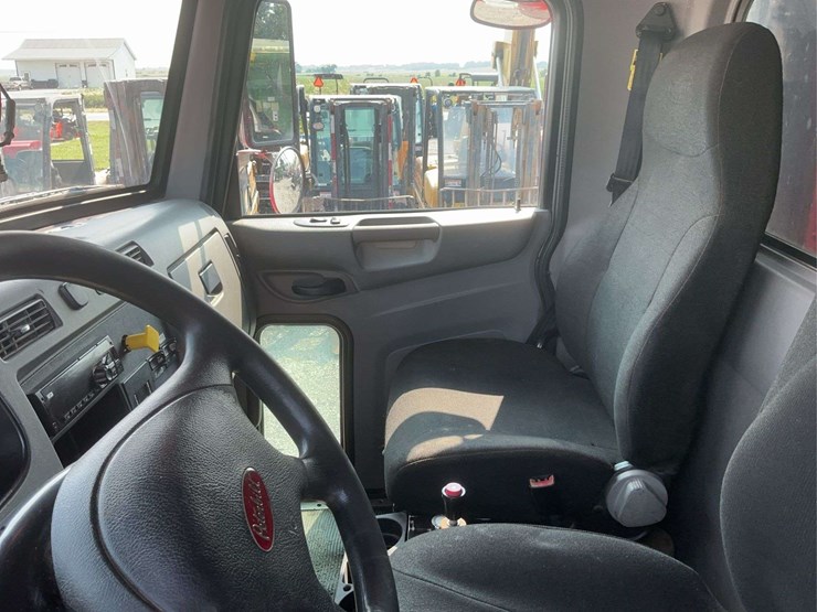 2017-peterbilt-348-image-9