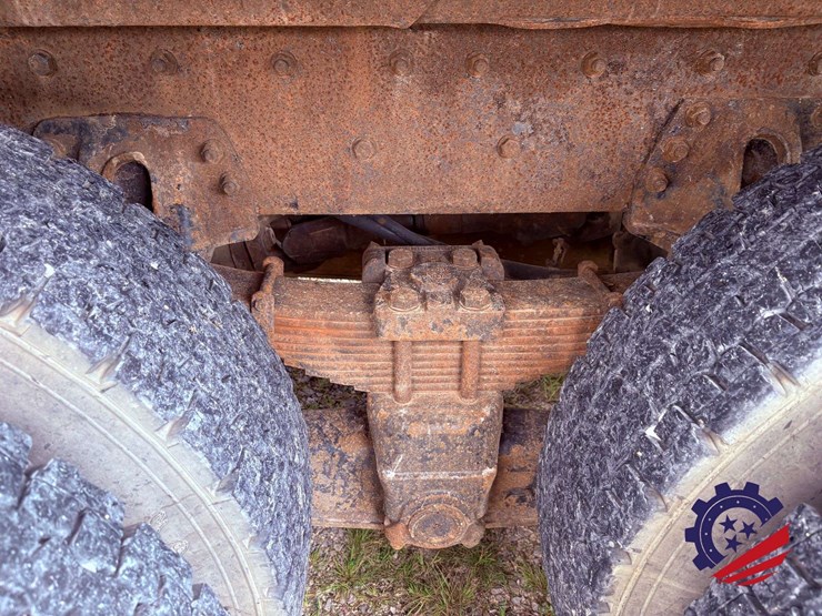 2006-freightliner-m2-106-image-25