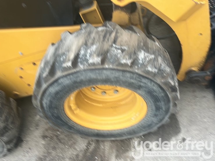 2019-caterpillar-242d-image-10