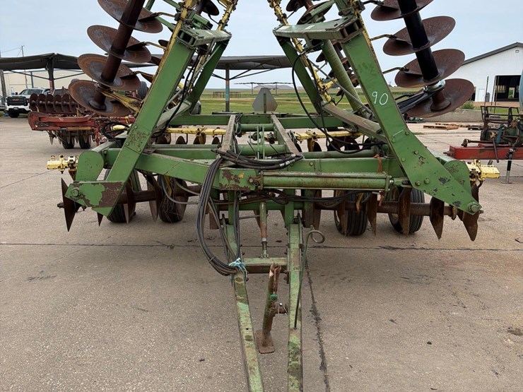 john-deere-330-image-2