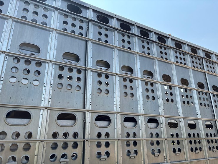 2016-merrit-102"-x-48ft-semi-livestock-trailer-image-12