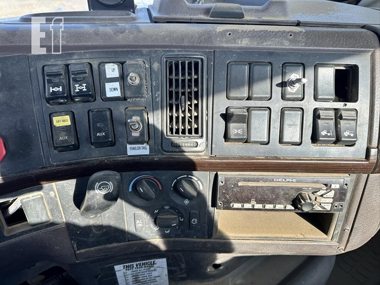 2014-volvo-vhd84ft200-image-55