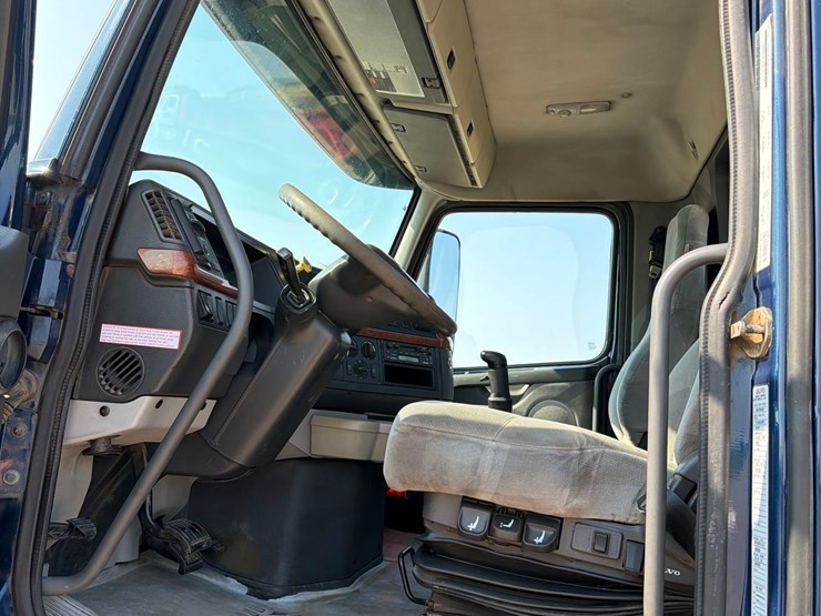 2005-volvo-semi-truck-image-25