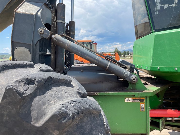 2015-deere-648l-image-28