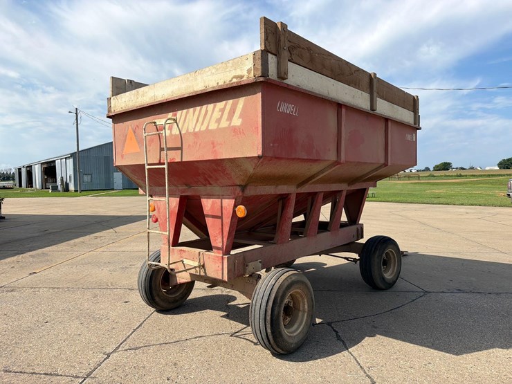 lundell-350-bushel-gravity-wagon-image-4