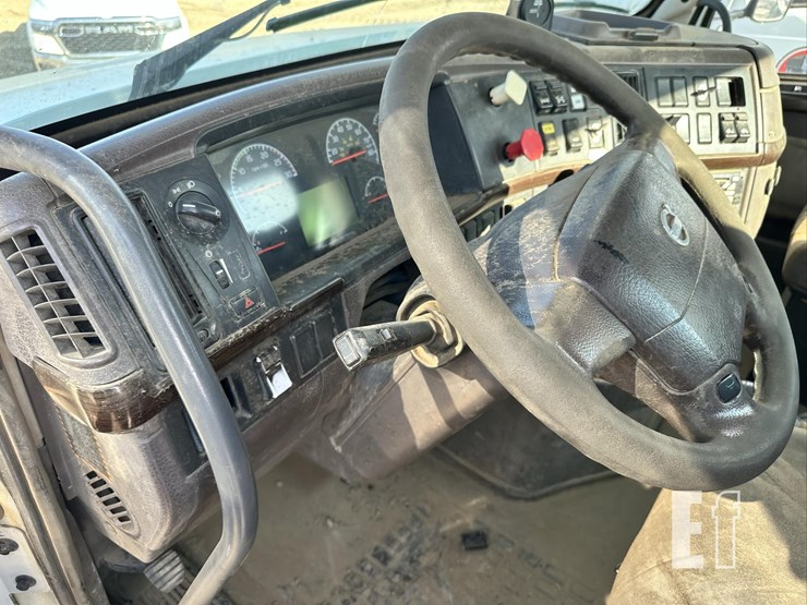 2014-volvo-vhd84ft200-image-52