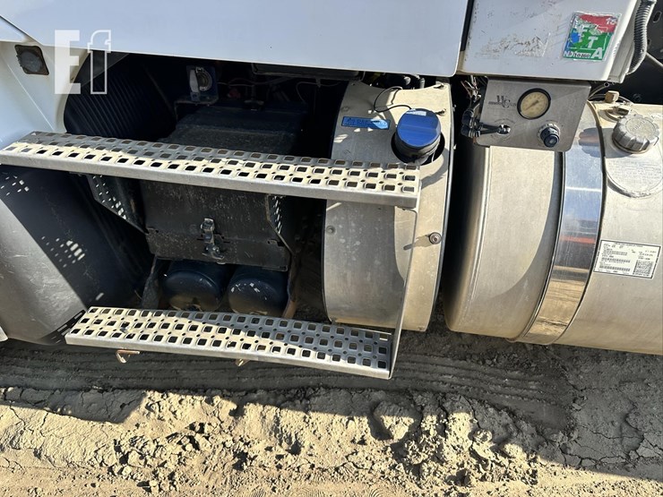 2014-volvo-vhd84ft200-image-38