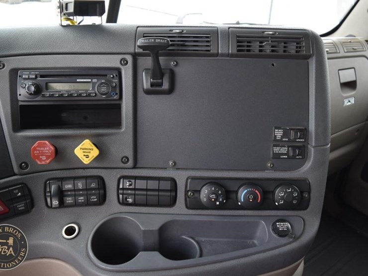 2011-freightliner-cascadia-113-image-45
