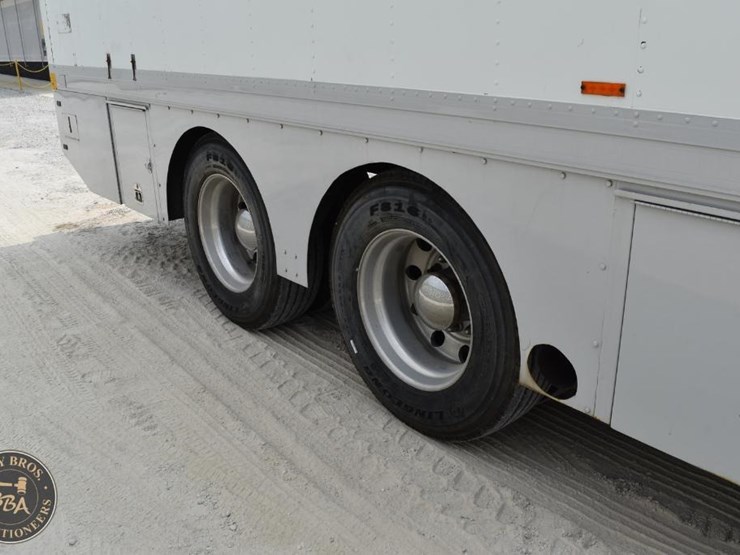 2011-freightliner-cascadia-113-image-13