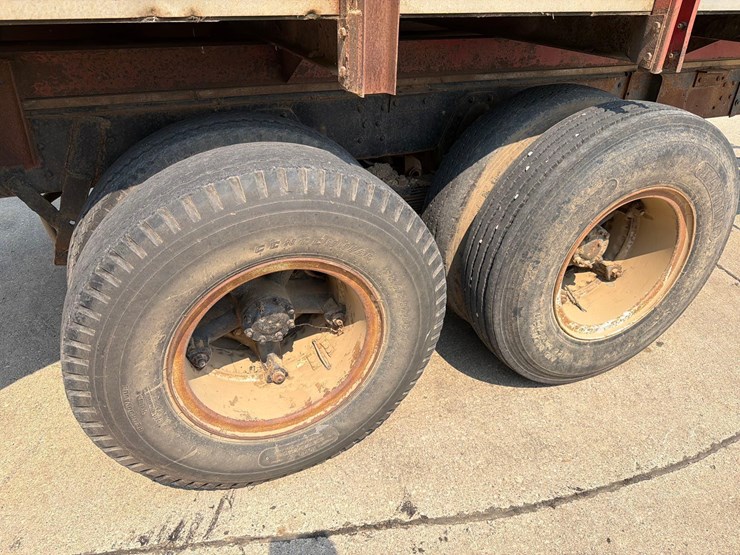 h&s-18ft-rear-unload-silage-wagon-image-5