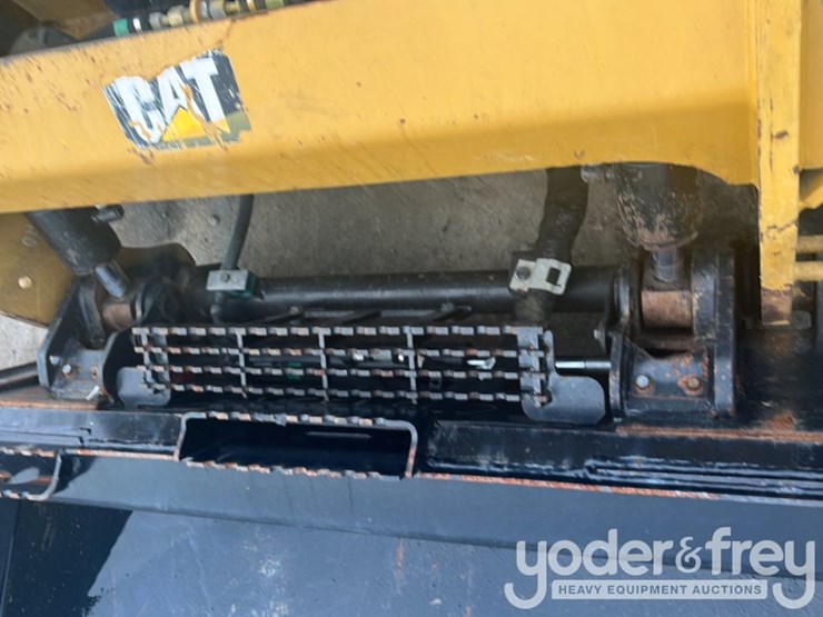 2019-caterpillar-242d-image-27