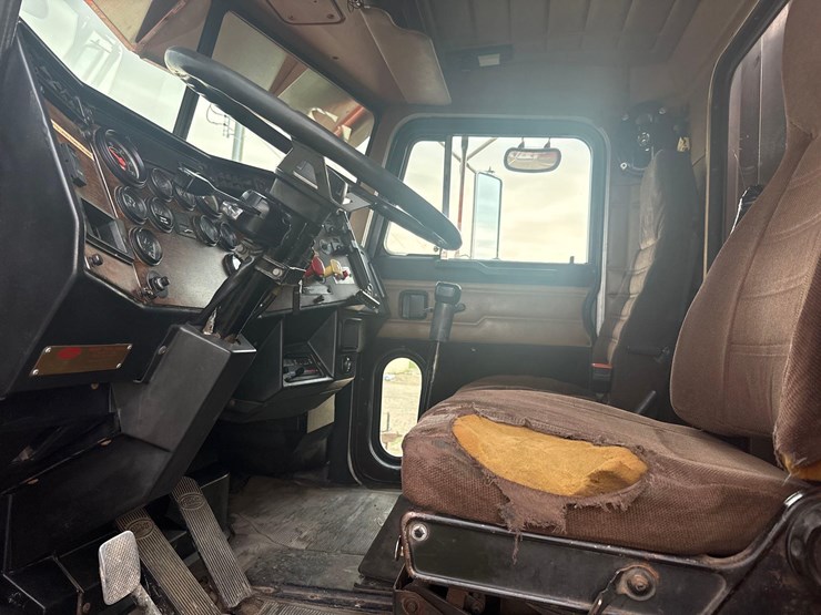 1991-peterbilt-grain-truck-image-16